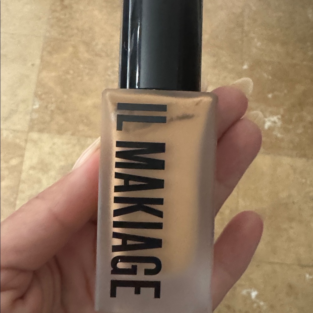 IL MAKIAGE Woke Up Like This Foundation in Black